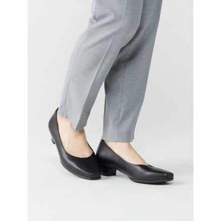 新品同様　アシックス ペダラ パンプス WP573M 4cmヒール 23 EE ペダラ レディース 4E 3.0cmヒール（1212A073-001）PEDALA