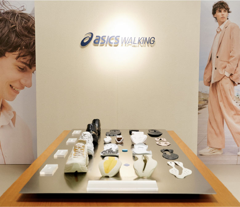 PITTI IMMAGINE UOMO 110に出展したASICS WALKINGブースの様子